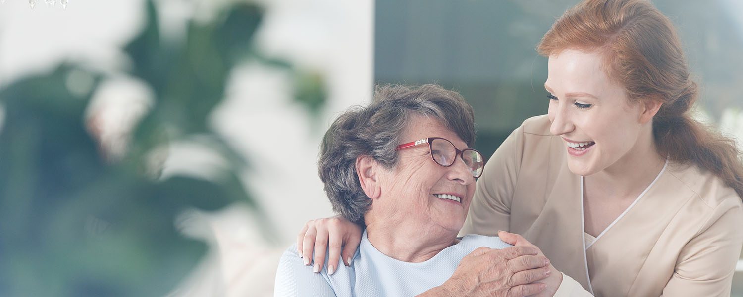Pflegerin und Seniorin – hygienische Wäsche im Gesundheitswesen