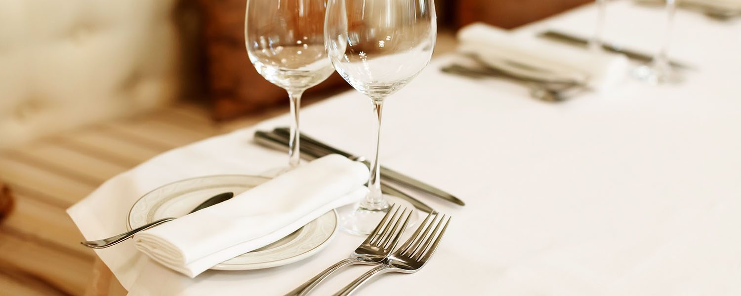 Restaurant – saubere Tischwäsche und Servietten