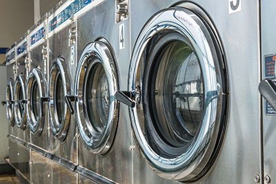 Münzbetriebene Waschmaschine im Waschsalon