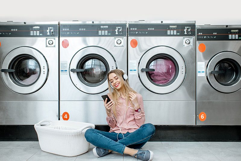 Reihe gewerblicher Waschmaschinen im Waschsalon