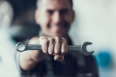 Servicetechniker mit Schraubenschlüssel – Reparatur vor Ort